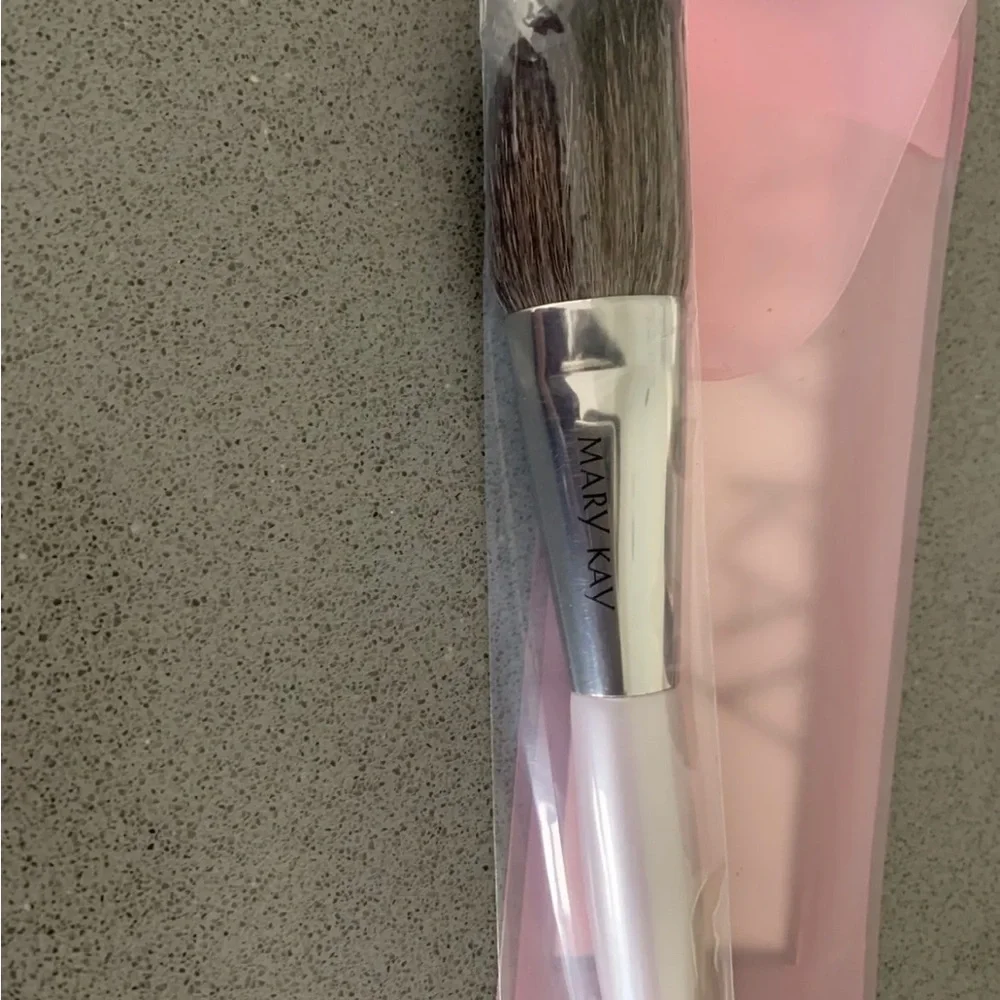 NEW Mary Kay Professional Quality Pink Angled Cheek Color Contouring Brush Rare - Picture 2 of 5
